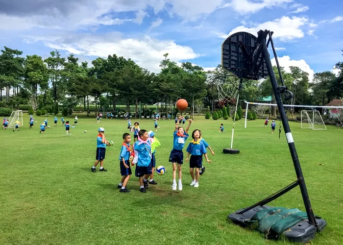 สนามหญ้ากว้างของผึ้งหลวง แคมป์กราวด์ เด็ก ๆ เล่นบาสเก็ตบอลและฟุตบอลกลางแจ้งได้ทั้งค่าย
