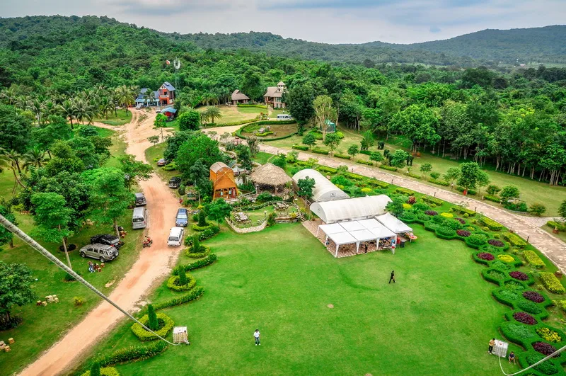 สถานที่กว้าง เป็นส่วนตัว — ผึ้งหลวง แคมป์กราวด์