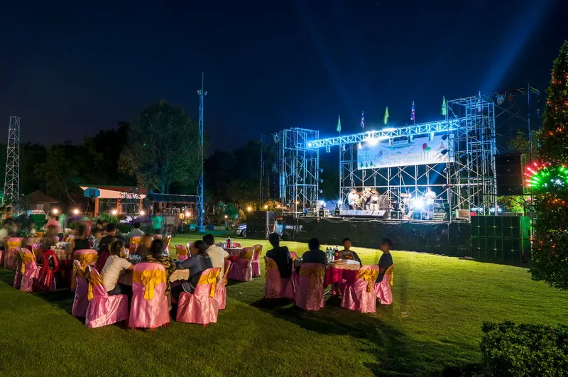 งานเลี้ยงสังสรรค์กลางคืนพร้อมเวทีคอนเสิร์ตที่ผึ้งหลวง แคมป์กราวด์