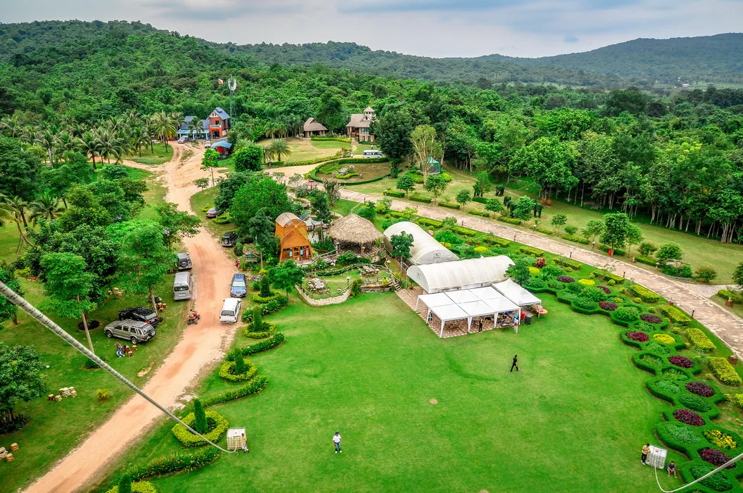 วิวมุมสูงผึ้งหลวง แคมป์กราวด์ สนามหญ้าและสวนในรีสอร์ท 200 ไร่