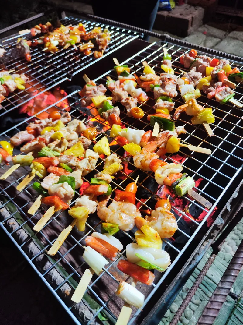 อาหารอร่อย & จัดเลี้ยง — ผึ้งหลวง แคมป์กราวด์