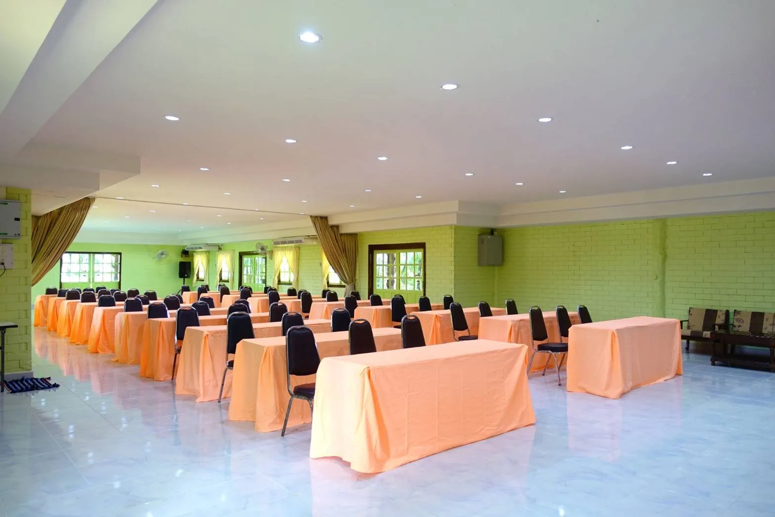 ห้องประชุมสัมมนา อุปกรณ์ครบ — ผึ้งหลวง แคมป์กราวด์