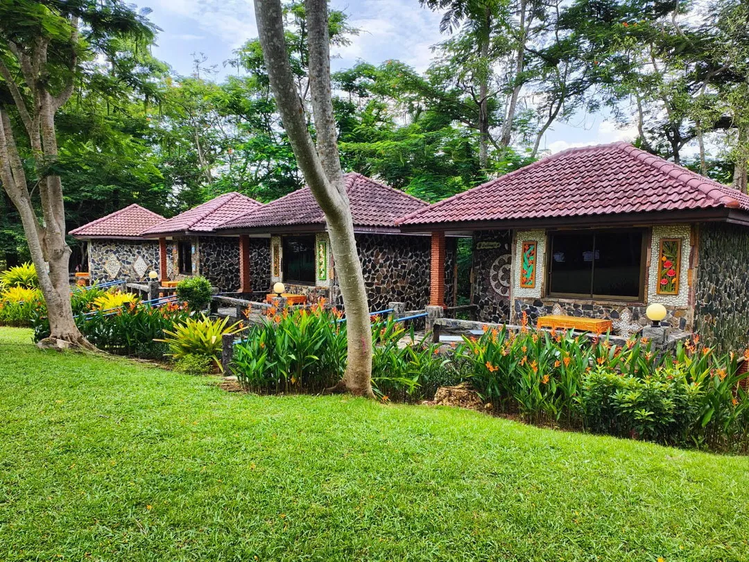 บ้านผึ้งหลวง บ้านพักหินกาบท่ามกลางสวนดอกไม้