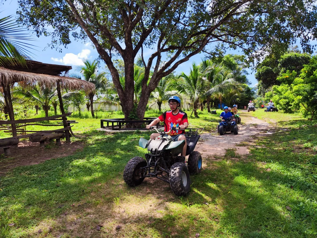 ขบวน ATV ท่องเส้นทางธรรมชาติในรีสอร์ท